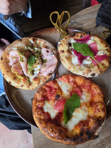 Tri neapolské pizze na spoločnom podnose