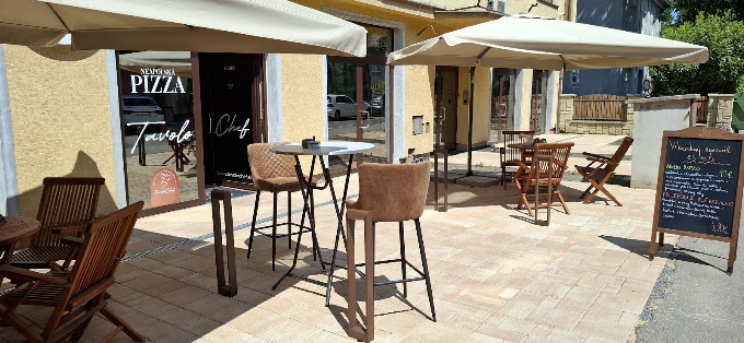 Terasa pizzerie Tavolo Chef so slnečníkmi a barovými stolíkmi